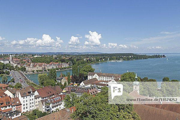 Blick vom Turm der Kathedrale des historischen Zentrums und des Bodensees  Konstanz  Baden-Württemberg  Deutschland  Europa