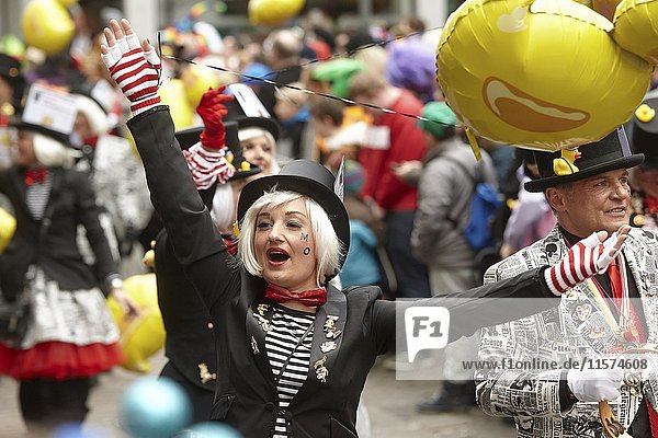 Menschen in Kostümen feiern Karneval  Rosenmontagsumzug Koblenz  Rheinland-Pfalz  Deutschland  Europa