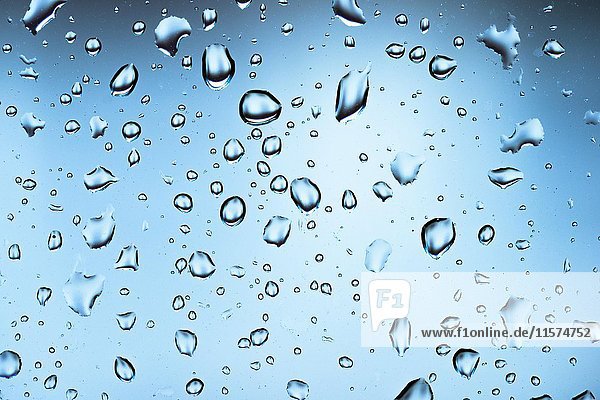 Wassertropfen an einer Fensterscheibe  Glasscheibe  Fenster  Regen  schlechtes Wetter  formatfüllend  Hintergrundbild