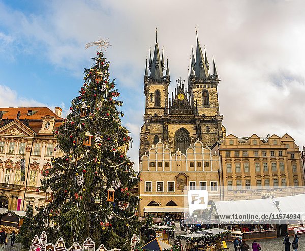 Tyn-Kathedrale  Weihnachtsmarkt auf dem Altstädter Ring  historisches Zentrum  Prag  Böhmen  Tschechische Republik  Europa