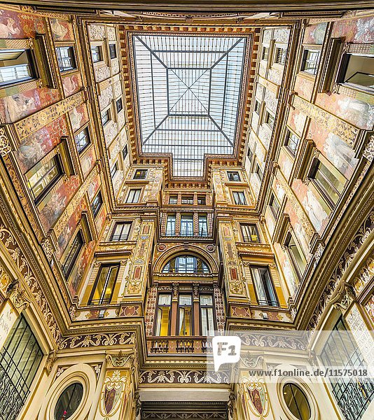 Gemütlich gemalten und geschmückten Innenhof des Palazzo Sciarra Galleria Sciarra  Jugendstil  Rom  Lazio  Italien  Europa