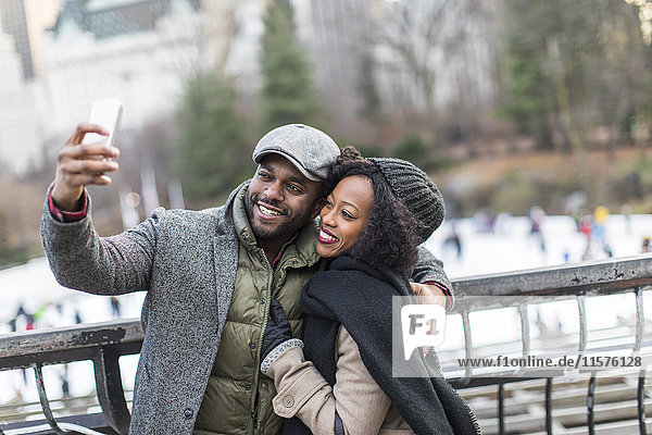 Paar nimmt Smartphone-Selfie auf Stadtbalkon