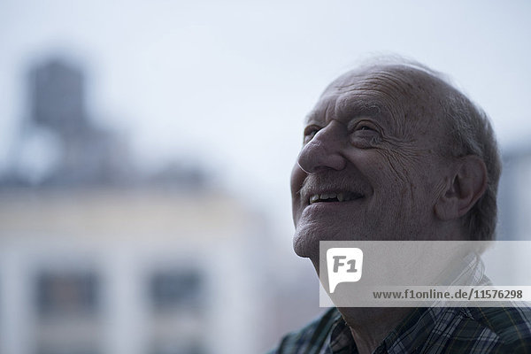 Porträt eines Mannes  der lächelnd aufschaut  Manhattan  New York  USA