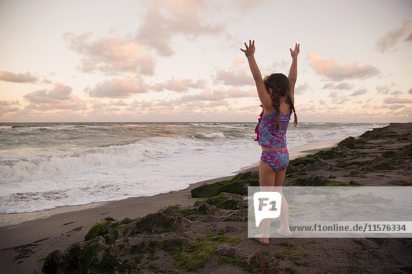 Mädchen am Strand,  die Arme erhoben und in die Ferne blickend,  Blowing Rocks Preserve,  Jupiter,  Florida,  USA