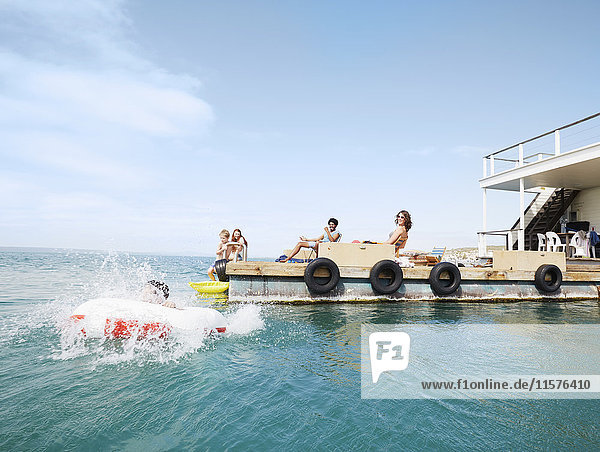 Familie amüsiert sich auf dem Sonnendeck eines Hausbootes  Kraalbaai  Südafrika