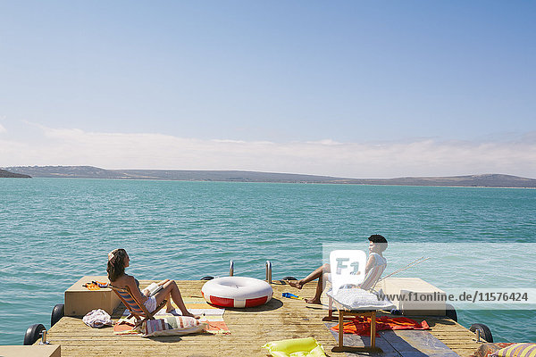 Paar entspannt sich auf dem Sonnendeck eines Hausbootes  Kraalbaai  Südafrika