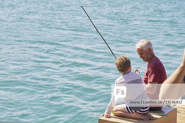 Grossvater und Enkel beim Angeln auf dem Sonnendeck eines Hausbootes  Kraalbaai  Südafrika