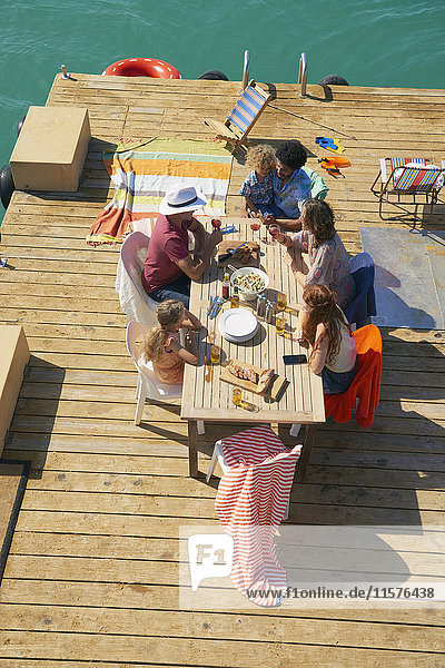 Familie versammelt am Tisch auf dem Sonnendeck des Hausbootes,  Kraalbaai,  Südafrika