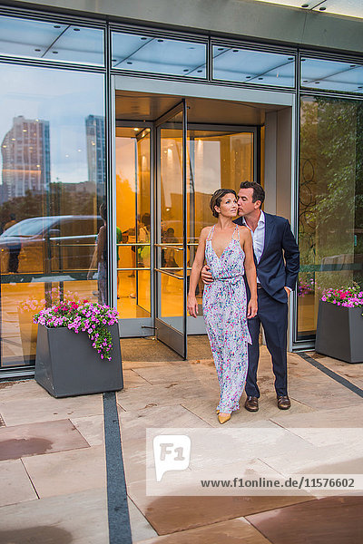 Zusammen stehendes Paar vor dem Gebäude,  in Abendkleidung