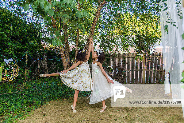 Zwei junge Mädchen  als Feen verkleidet  tanzen im Freien