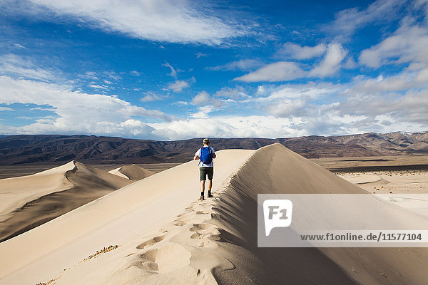 Trekker beim Wandern im Death Valley National Park  Kalifornien  USA