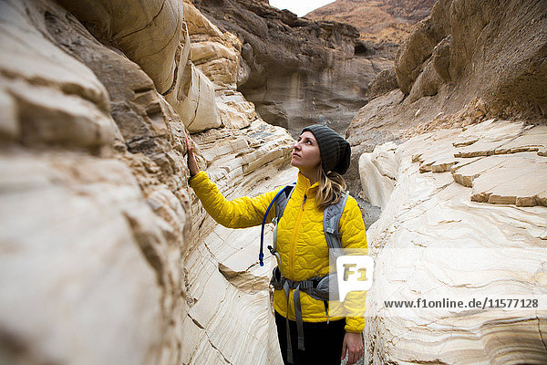 Trekker nimmt Sehenswürdigkeiten in Augenschein  Death Valley National Park  Kalifornien  USA