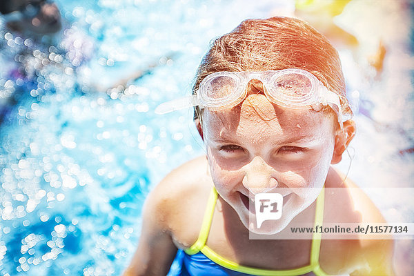 Sommerporträt eines Mädchens im sonnenbeschienenen Schwimmbad