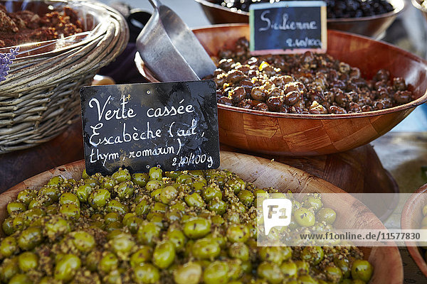 Schalen mit frischen Oliven am Marktstand  St. Tropez  Côte d'Azur  Frankreich