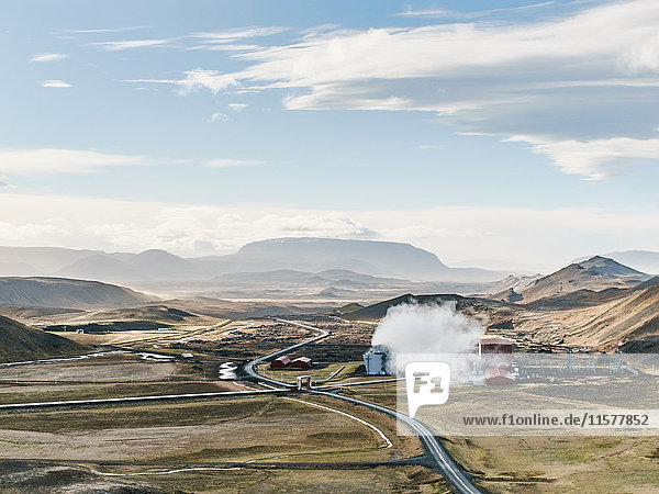 Landschaftsansicht mit geothermischem Kraftwerk in der Nähe des Viti-Kraters  Krafla  Island