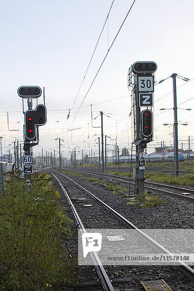 Frankreich  Nordwestfrankreich  Nantes  SNCF-Bahnhof  Gleise und rote Ampeln