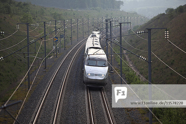 Frankreich  Nordostfrankreich  Vorderansicht eines TGV-Ost-Hochgeschwindigkeitszuges von einer Brücke in einer Kurve. Landschaft