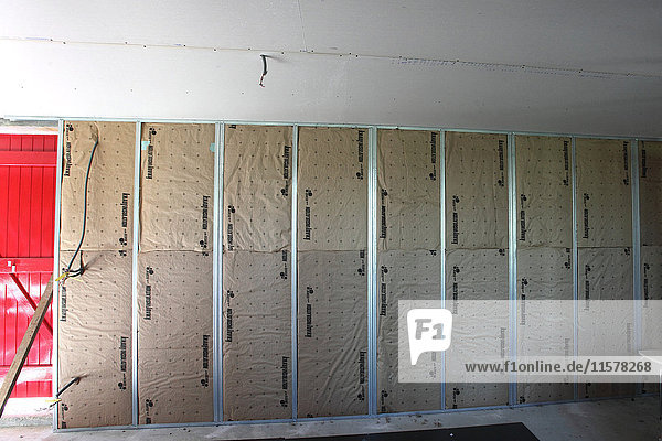 Frankreich Hausbau  Wanddämmung mit Glaswolleplatten auf Metallschienen