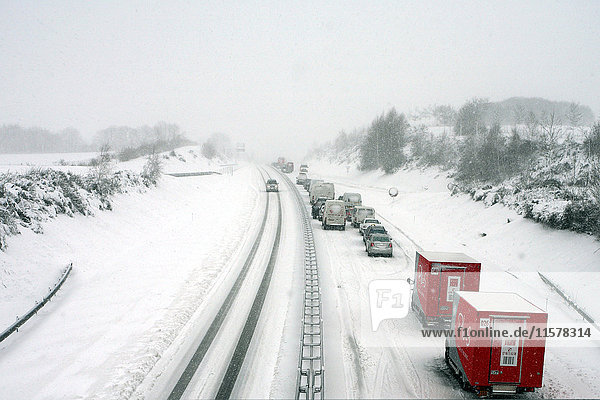 Frankreich Wiederkehrendes Verkehrsproblem auf der Autobahn im Winter aufgrund der ersten Schneefälle