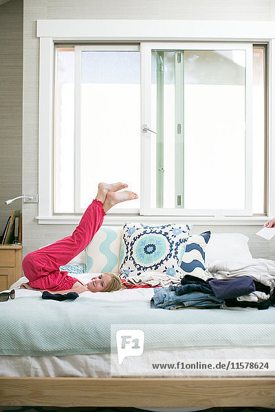 Bildnis eines auf dem Bett liegenden Mädchens mit erhobenen Beinen