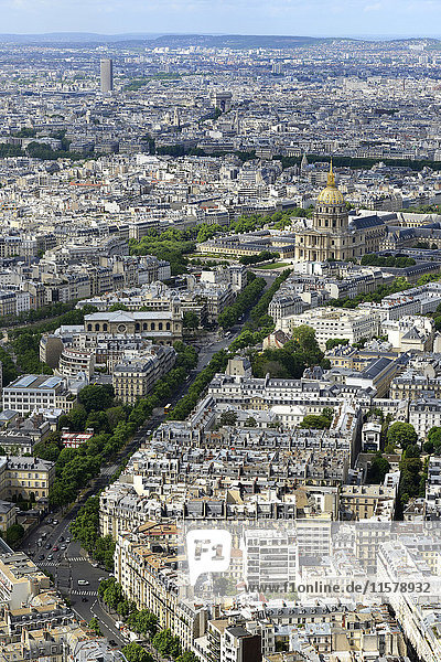 Frankreich  Paris  Les Invalides und seine goldene Kuppel. Boulevard des Invalides zu seinen Füßen. Triumphbogen im Hintergrund