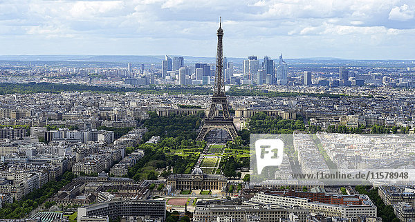 Frankreich  Paris  Luft- und Panoramablick auf Paris  Eiffelturm vor den Türmen von La Défense.