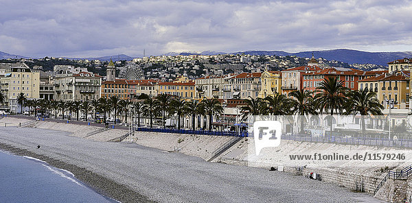 Frankreich  Südostfrankreich  Nizza  Luftaufnahme der Stadt  Küste und Promenade des Anglais  Kieselstrand