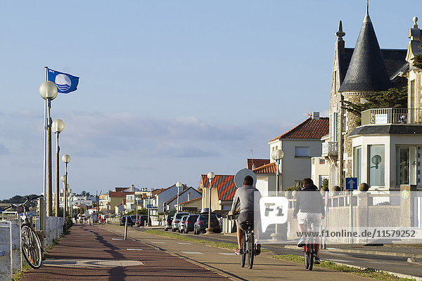 Frankreich  Nordwestfrankreich  Saint-Michel-Chef-Chef  Tharon-Plage  abends Radfahren auf dem Radweg entlang des Meeres