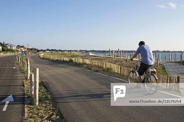 Frankreich  Nordwestfrankreich  Saint-Michel-Chef-Chef  Tharon-Plage  Radfahrer auf dem Radweg entlang des Meeres