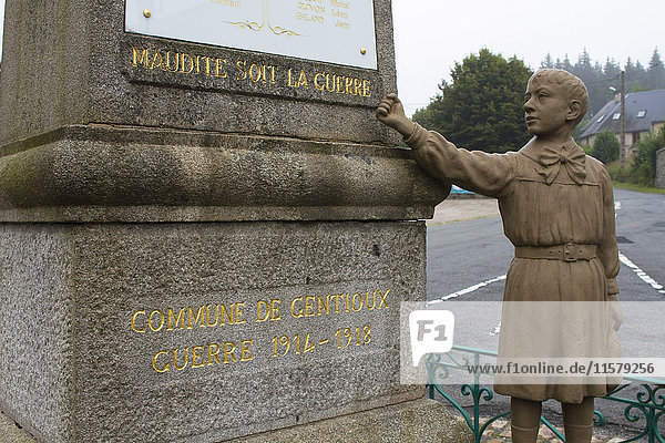Frankreich  Center France  Gentioux  Kriegsdenkmal mit der Inschrift ''Cursed be war'''.