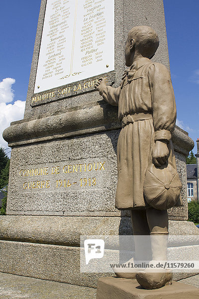 Frankreich  Center France  Gentioux  Kriegsdenkmal mit der Inschrift ''Cursed be war'''.
