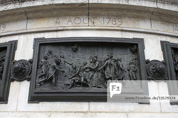 Frankreich  Paris  3. Bezirk  Place de la Republique  Basrelief aus Bronze von Leopold Morice : 4. August 1789''  Abschaffung des Feudalsystems und der Privilegien'.
