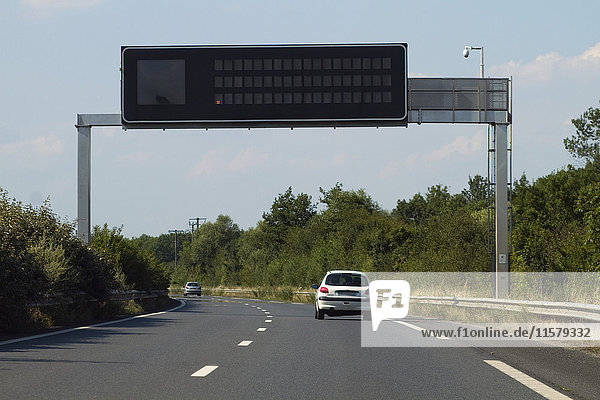 Frankreich  Lichtpaneel auf einer Autobahn