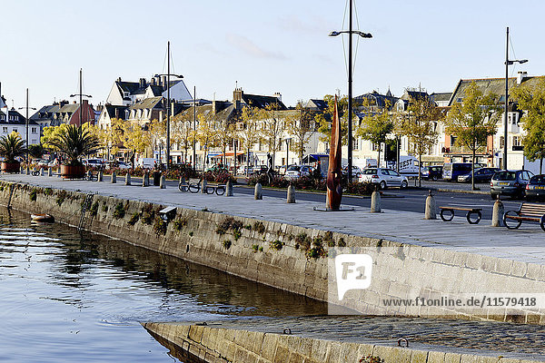 Frankreich  Nordwestfrankreich  Bretagne  Concarneau  Hafenkai im offenen Teil der modernen Stadt
