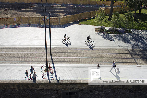 Frankreich  Nordwest-Frankreich  Nantes  John Kennedy Innenhof  Fußgänger und Radfahrer Formen