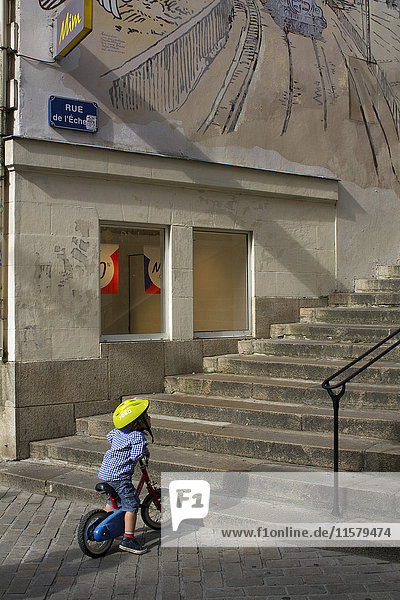 Frankreich  Nordwestfrankreich  Nantes  Kleinkind auf dem Fahrrad am Fuß der Treppe.