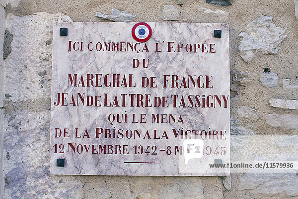 Frankreich  Südwestfrankreich  Saint-Pons-de-Thomiere  Rathaus  Gedenktafel zu Ehren von Jean de Lattre de Tassigny  Marschall von Frankreich