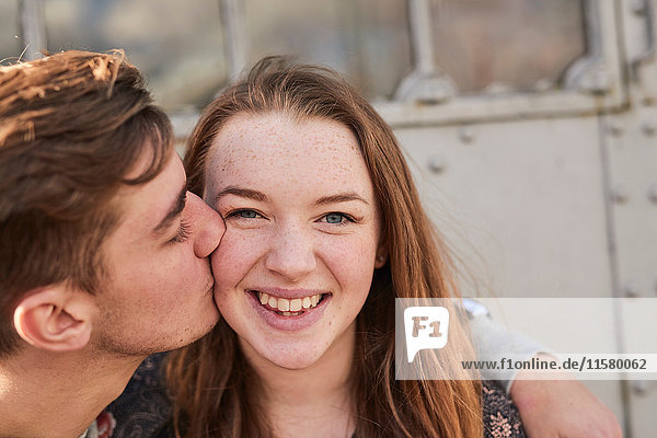Junger Mann küsst junge Frau auf die Wange  Bristol  UK