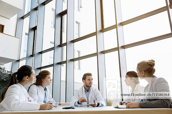 Ärztegruppe bei Treffen mit Berater