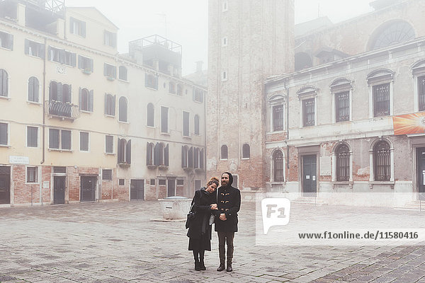 Porträt eines Paares auf einem nebligen Platz  Venedig  Italien