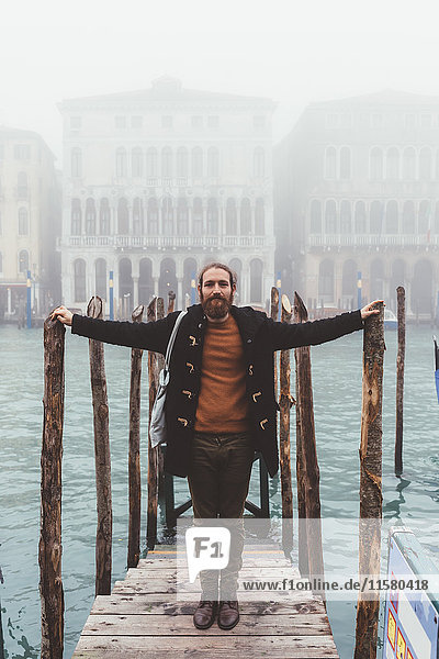 Porträt eines Mannes im mittleren Erwachsenenalter auf dem nebligen Kanalpier  Venedig  Italien