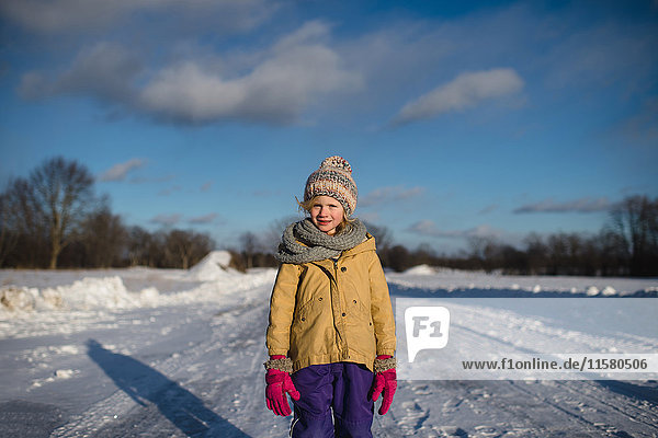 Mädchen in Winterkleidung auf schneebedecktem Weg  Lakefield  Ontario  Kanada