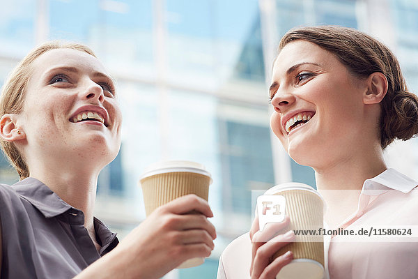 Geschäftsfrauen bei einer Kaffeepause  London  UK