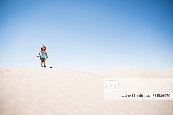 Weibliches Kleinkind steht auf einer Sanddüne  Little Sahara  Utah  USA