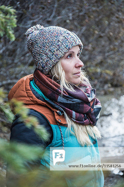 Frau beim Wandern  Emerald Lake  Yoho-Nationalpark  Feld  Britisch-Kolumbien  Kanada