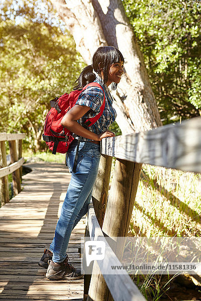Junge Frau  Wandern  Blick von der Brücke  Kapstadt  Südafrika