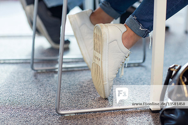 Universitätsstudenten im Unterricht  Blick auf die Füße