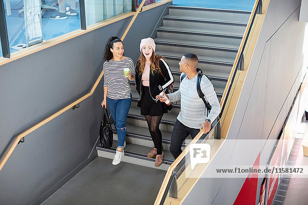 Universitätsstudenten gehen die Treppe hinunter