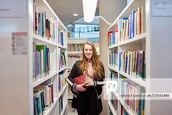 Universitätsstudent arbeitet in der Bibliothek