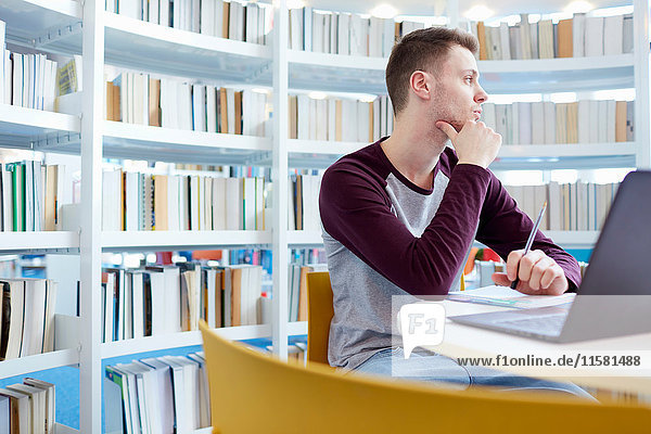 Tagträumen von Universitätsstudenten in der Bibliothek